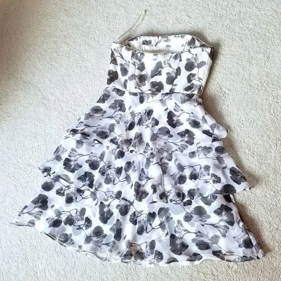 White House Black Market 3-Tiered Flower Dress 2 - Picture 4 of 13